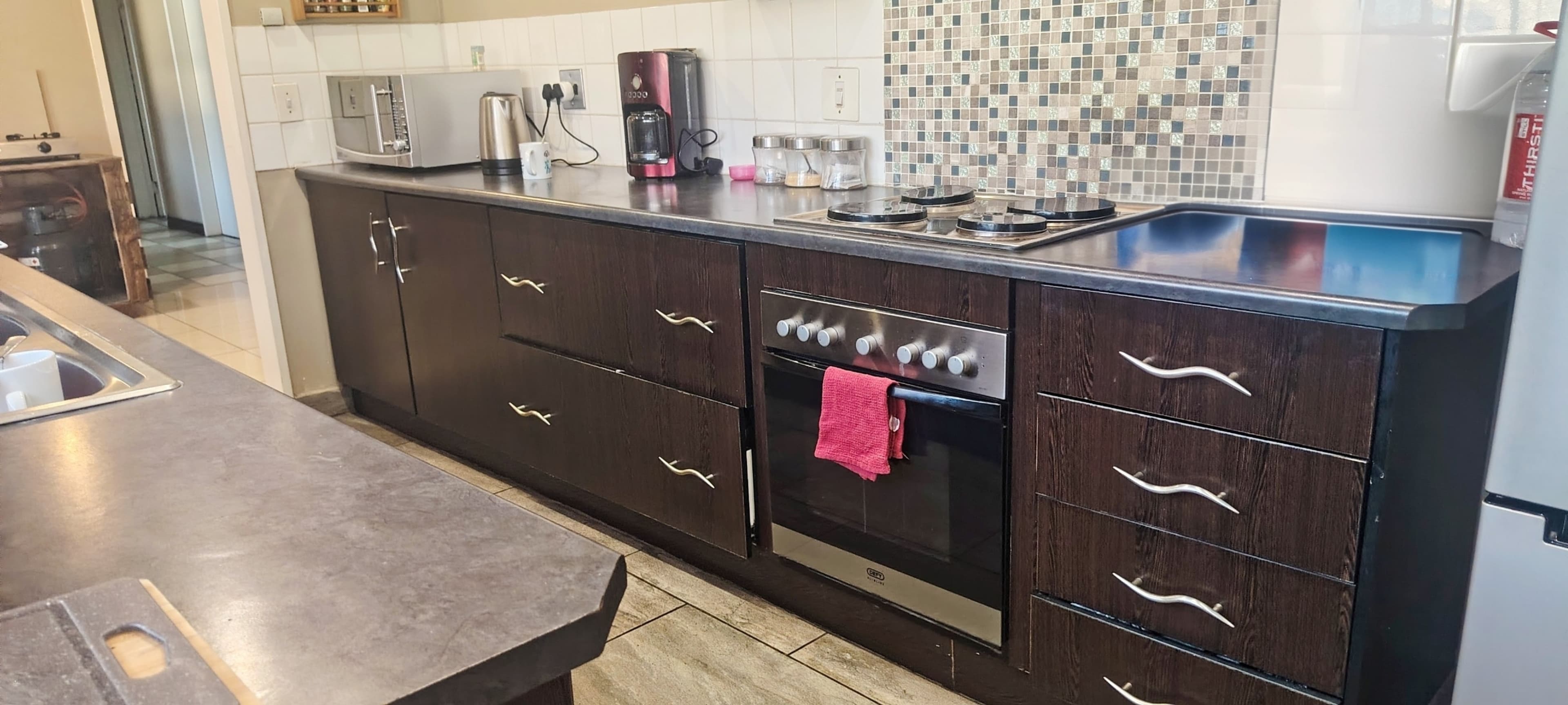 Spacious 4-Bedroom Family Home with Pool, Built-in Braai & Ample Parking — image 15