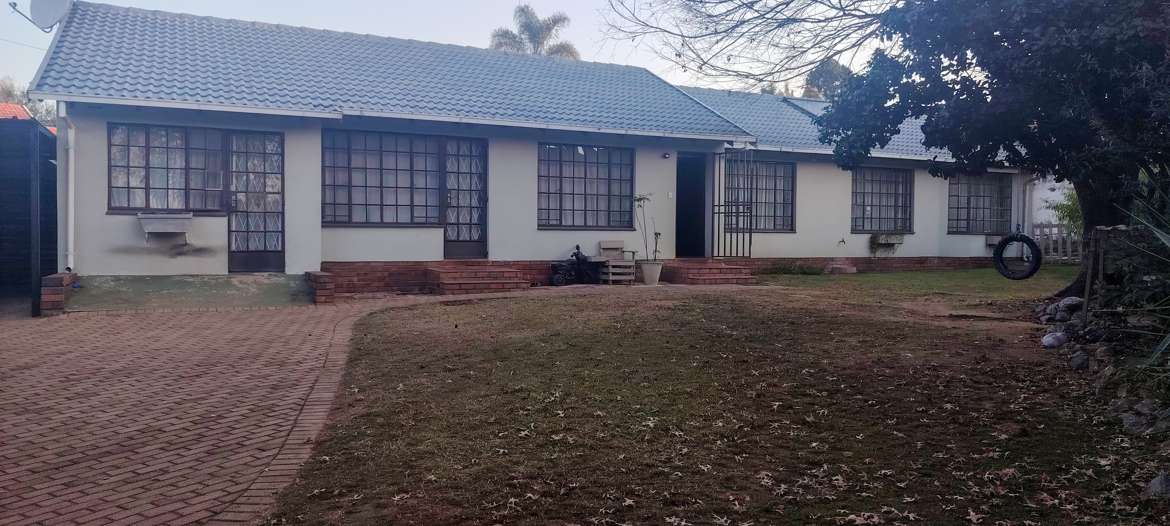 Spacious 4-Bedroom Family Home with Pool, Built-in Braai & Ample Parking — image 40