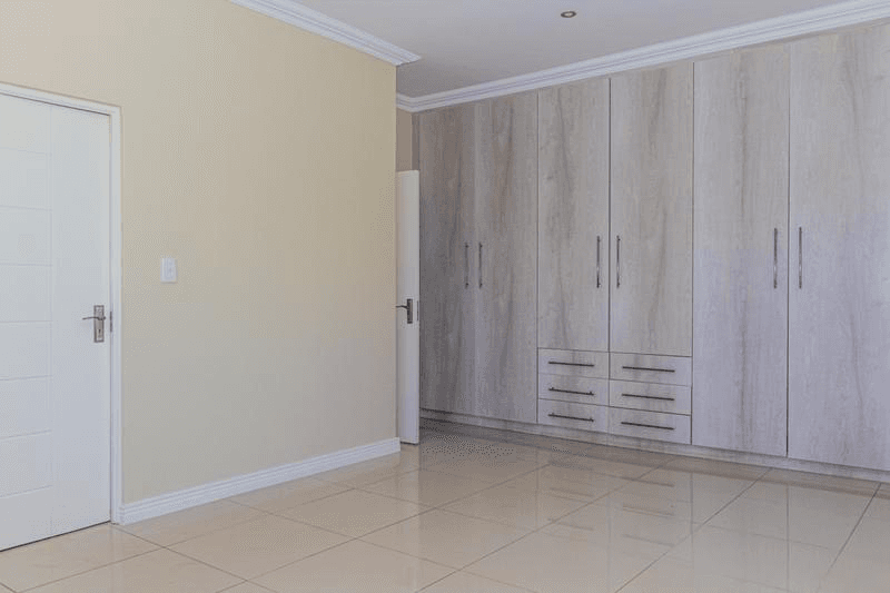6 Bedroom House For Sale in Blue Valley Golf Estate, Centurion — image 7