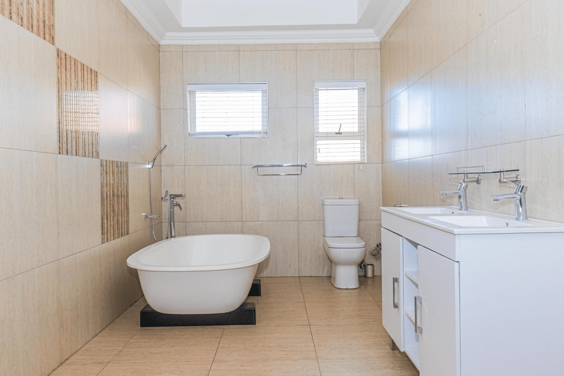 6 Bedroom House For Sale in Blue Valley Golf Estate, Centurion — image 12