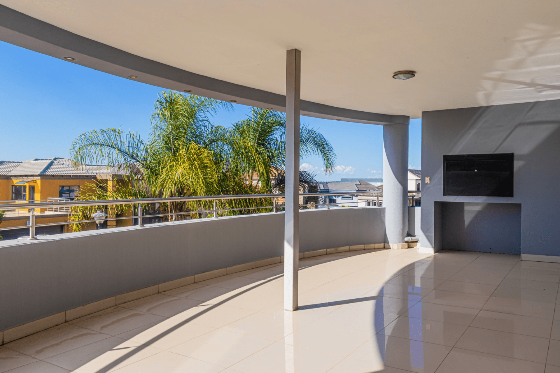 6 Bedroom House For Sale in Blue Valley Golf Estate, Centurion — image 2