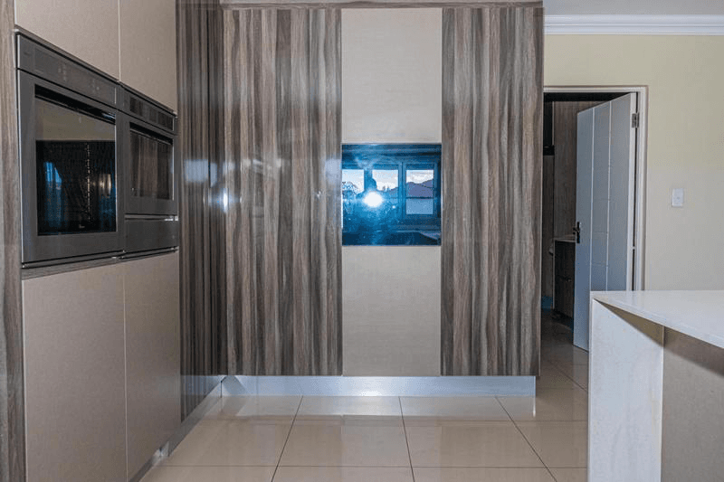6 Bedroom House For Sale in Blue Valley Golf Estate, Centurion — image 18