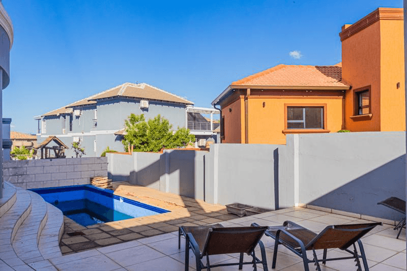 6 Bedroom House For Sale in Blue Valley Golf Estate, Centurion — image 20