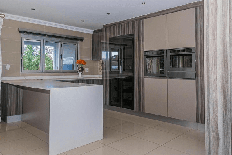 6 Bedroom House For Sale in Blue Valley Golf Estate, Centurion — image 4