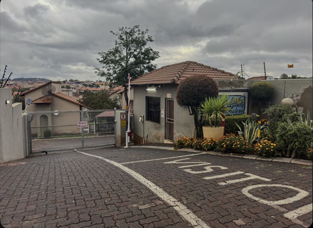 4 Bedroom Townhouse For Sale in Mondeor, Johannesburg — image 29