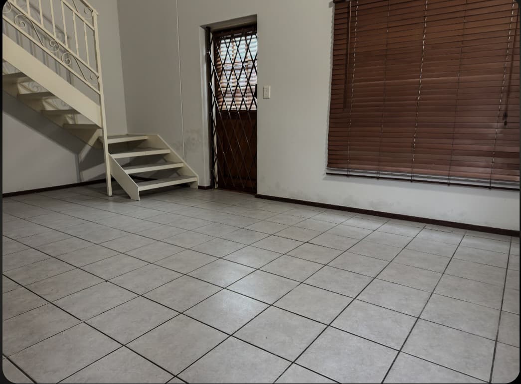 4 Bedroom Townhouse For Sale in Mondeor, Johannesburg — image 3
