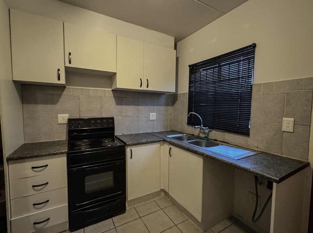 4 Bedroom Townhouse For Sale in Mondeor, Johannesburg — image 5