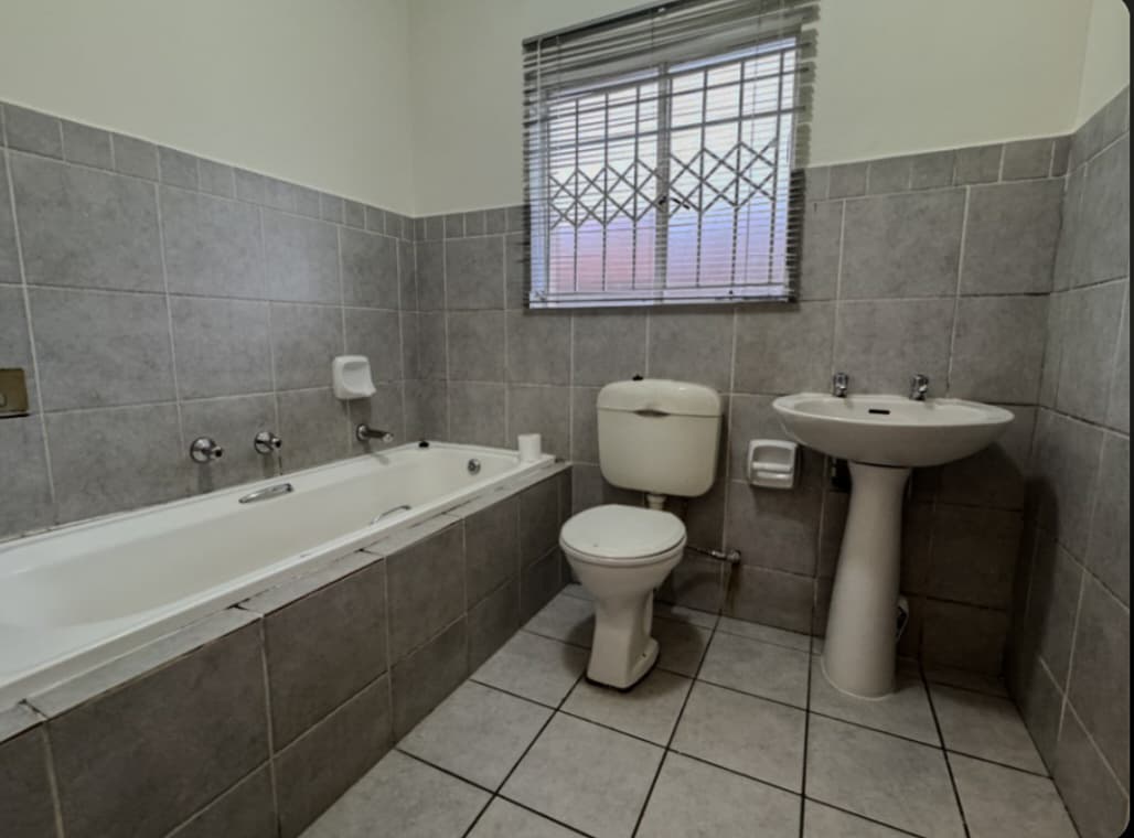 4 Bedroom Townhouse For Sale in Mondeor, Johannesburg — image 9