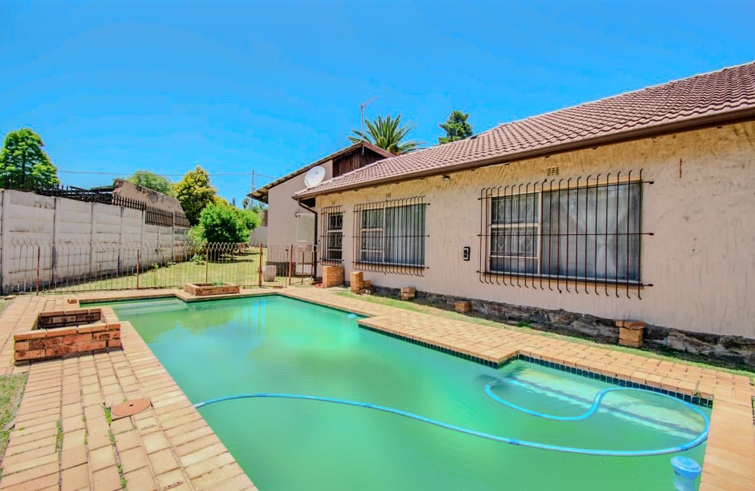 4 Bedroom House For Sale in Mondeor, Johannesburg