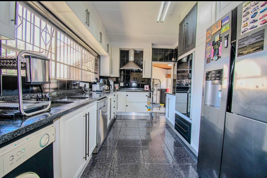 4 Bedroom House For Sale in Mondeor, Johannesburg — image 10