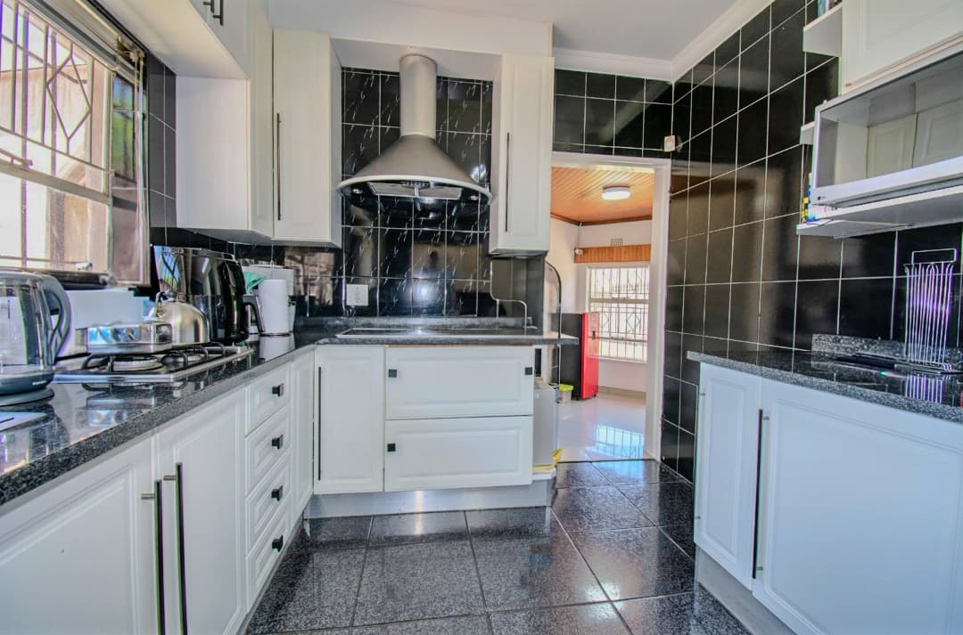 4 Bedroom House For Sale in Mondeor, Johannesburg — image 11