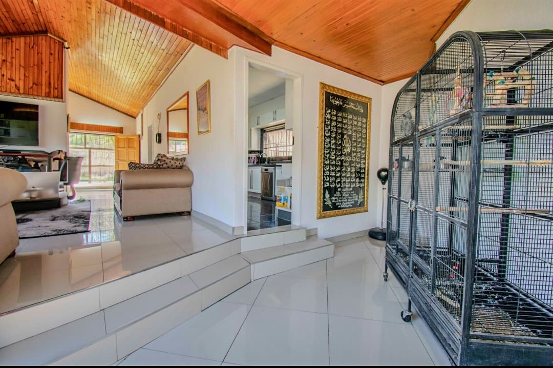 4 Bedroom House For Sale in Mondeor, Johannesburg — image 12