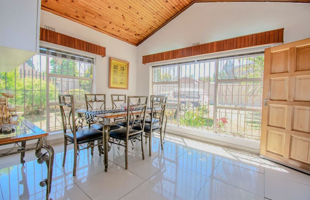 4 Bedroom House For Sale in Mondeor, Johannesburg — image 15