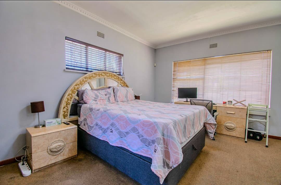 4 Bedroom House For Sale in Mondeor, Johannesburg — image 16