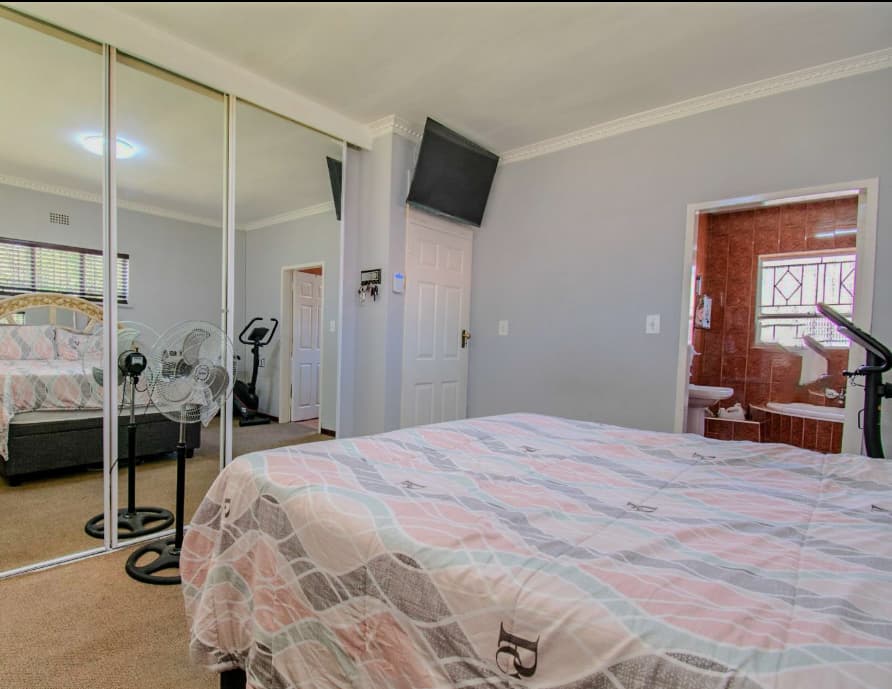 4 Bedroom House For Sale in Mondeor, Johannesburg — image 17