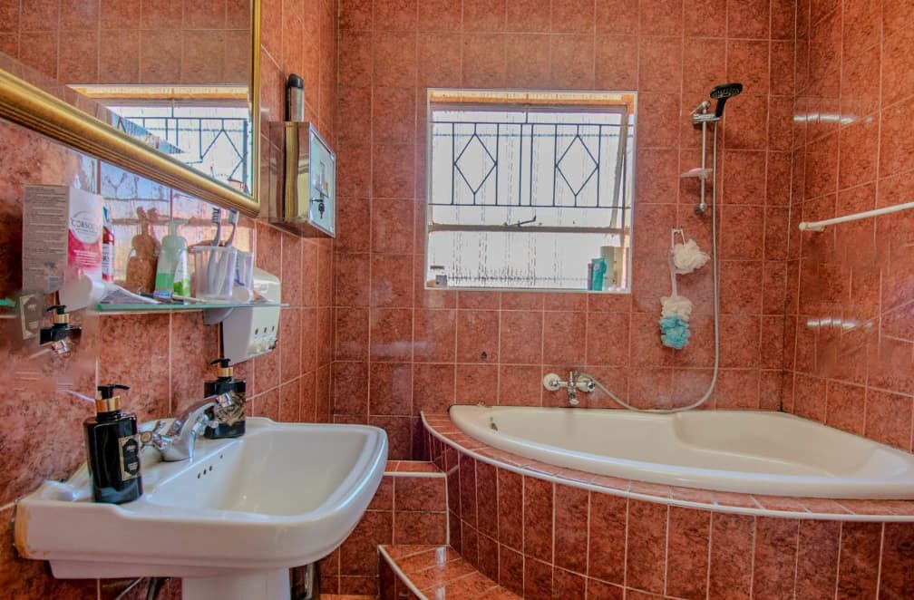 4 Bedroom House For Sale in Mondeor, Johannesburg — image 18