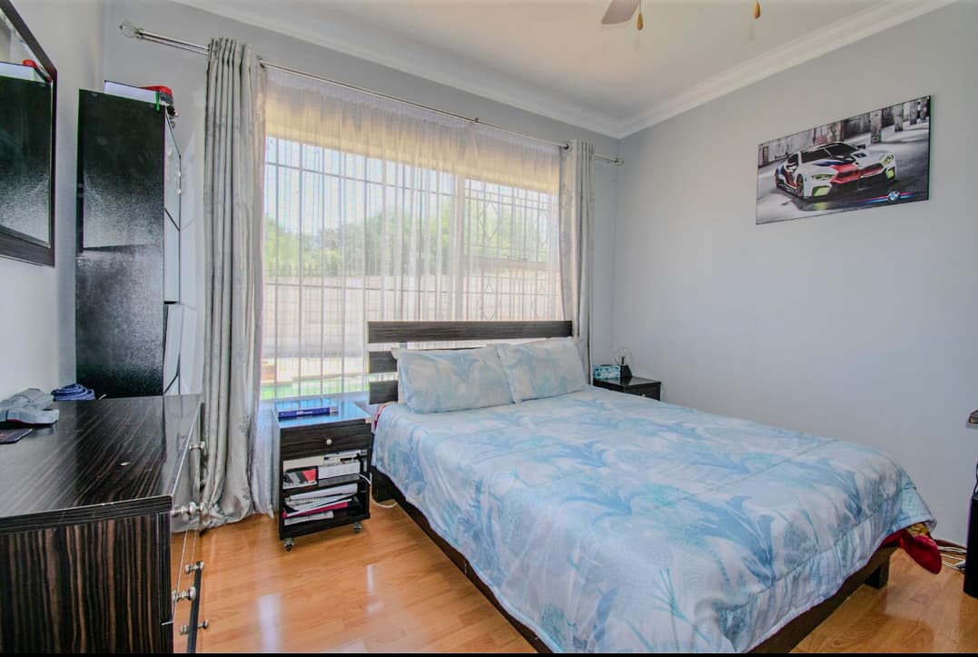 4 Bedroom House For Sale in Mondeor, Johannesburg — image 19