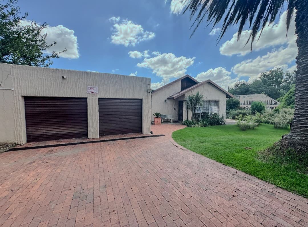 4 Bedroom House For Sale in Mondeor, Johannesburg — image 2