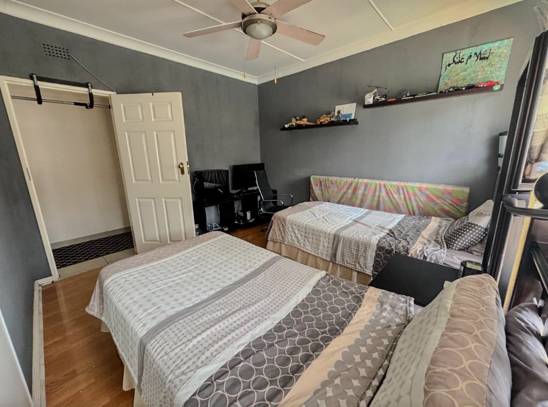 4 Bedroom House For Sale in Mondeor, Johannesburg — image 25