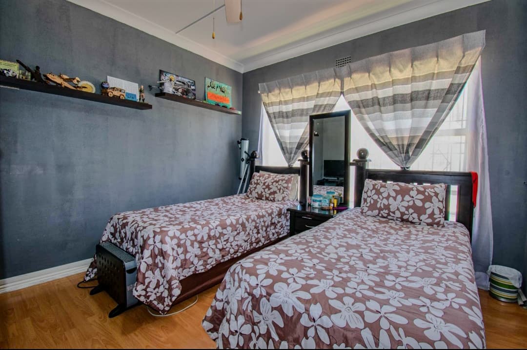 4 Bedroom House For Sale in Mondeor, Johannesburg — image 27