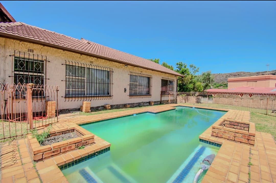 4 Bedroom House For Sale in Mondeor, Johannesburg — image 28