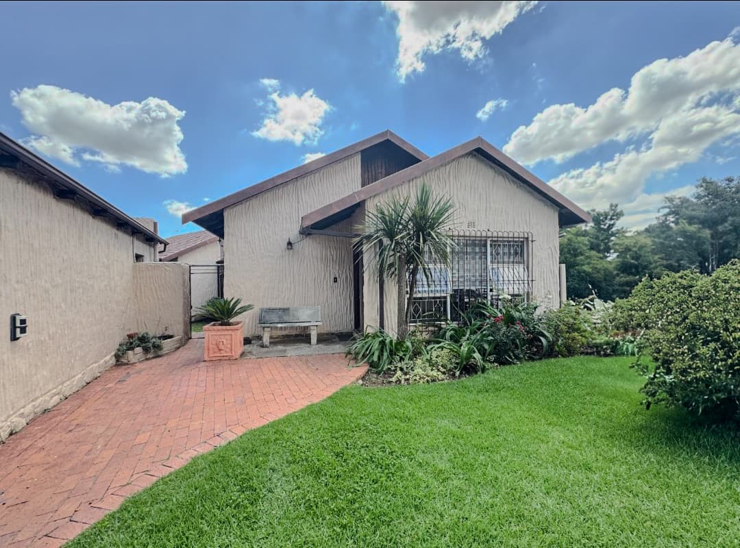 4 Bedroom House For Sale in Mondeor, Johannesburg — image 3