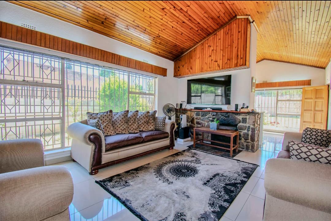 4 Bedroom House For Sale in Mondeor, Johannesburg — image 4