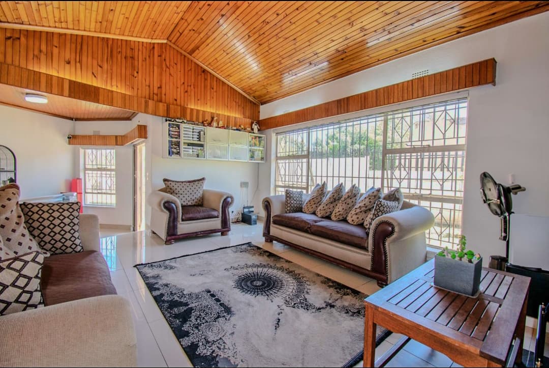 4 Bedroom House For Sale in Mondeor, Johannesburg — image 5