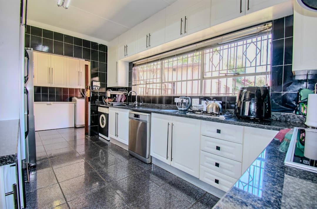 4 Bedroom House For Sale in Mondeor, Johannesburg — image 8