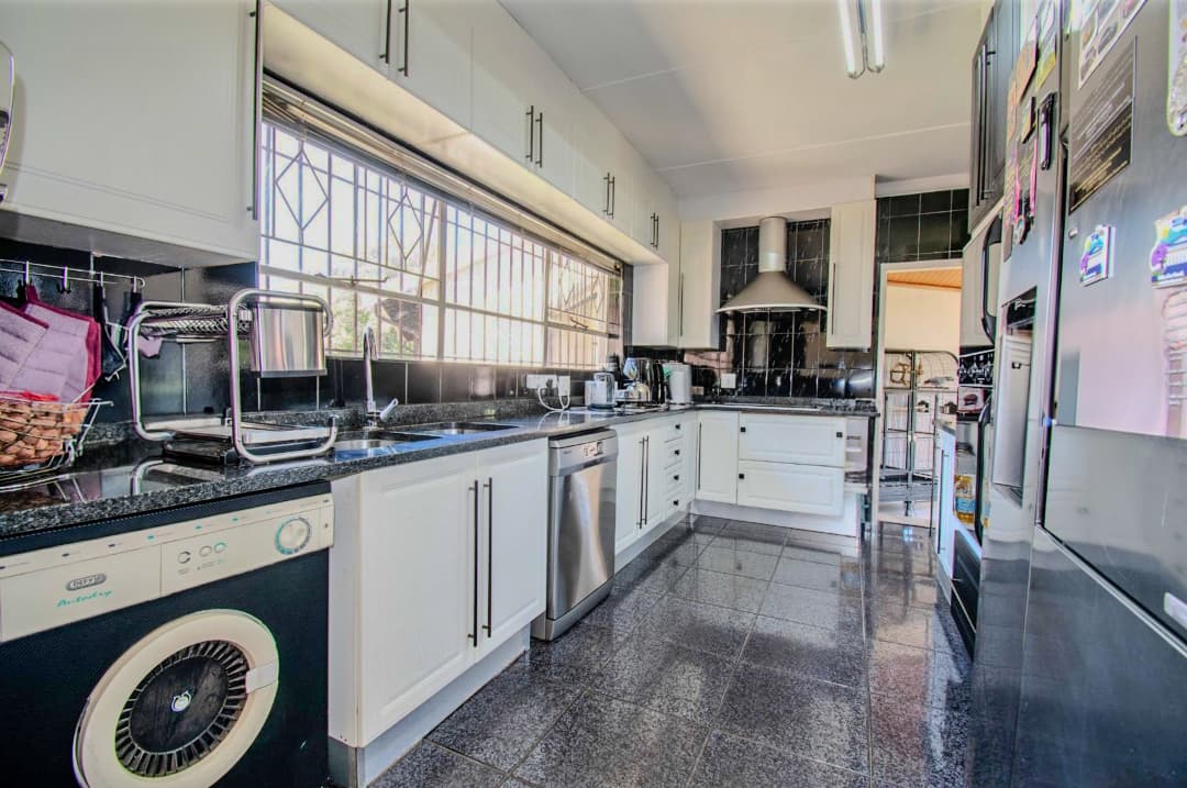 4 Bedroom House For Sale in Mondeor, Johannesburg — image 9