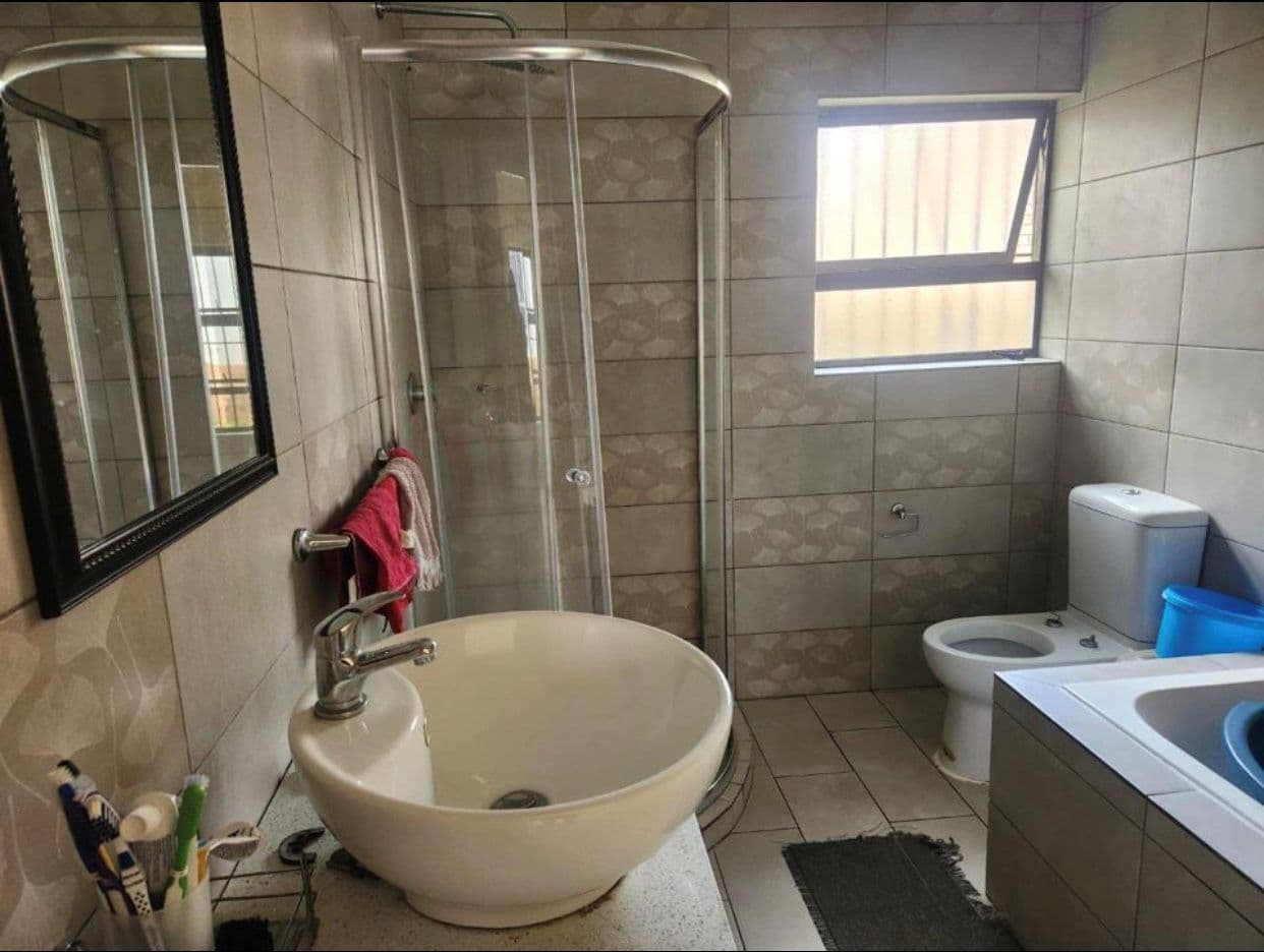 3 Bedroom House For Sale in Strubensvallei, Roodepoort — image 6