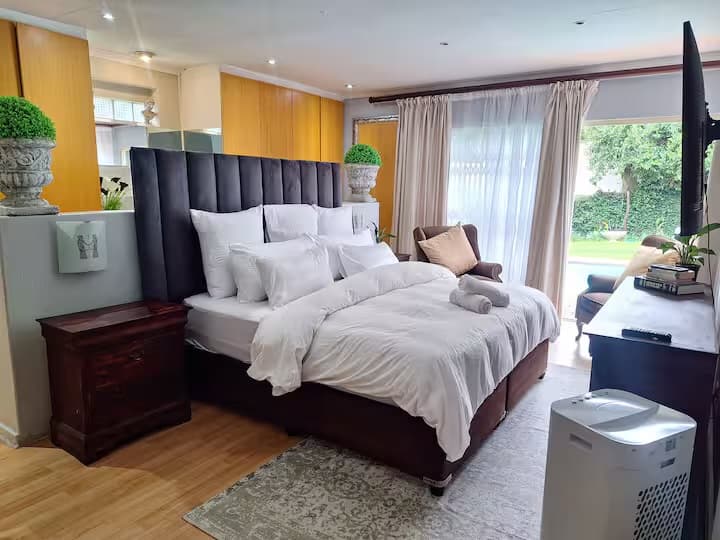 7 Bedroom House For Sale in Gallo Manor, Sandton — image 12