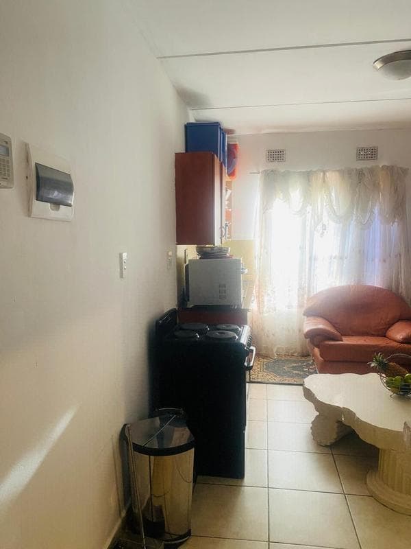 2 Bedroom Apartment / Flat For Sale in Jabulani, Soweto — image 5