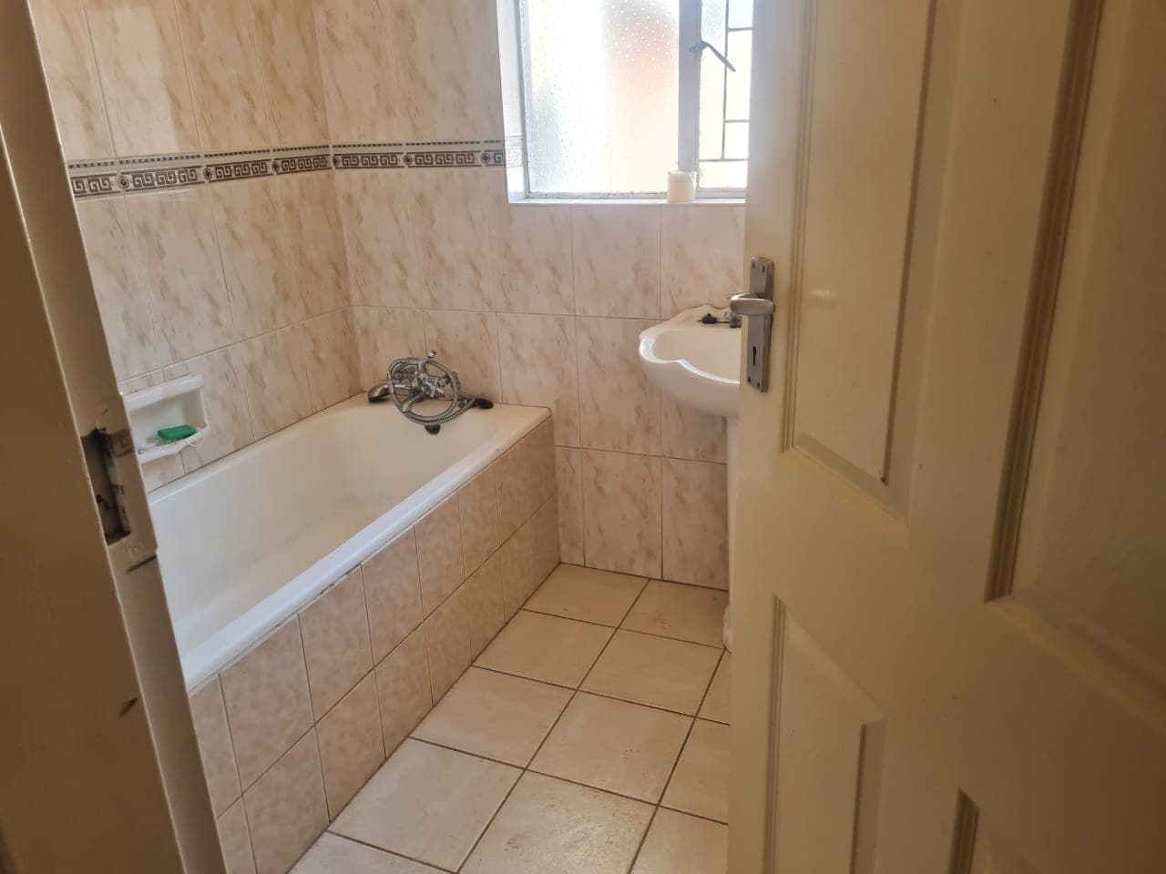 5 Bedroom House To Let in Uitsig, Bloemfontein — image 9