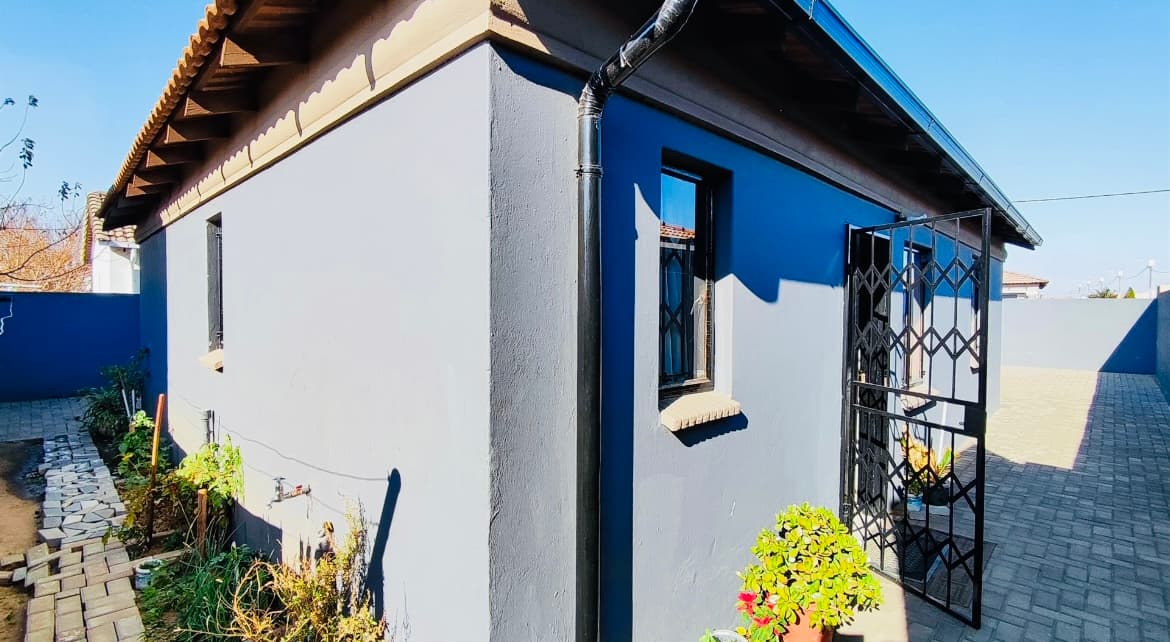 3 Bedroom House For Sale in Windmill Park, Boksburg — image 2