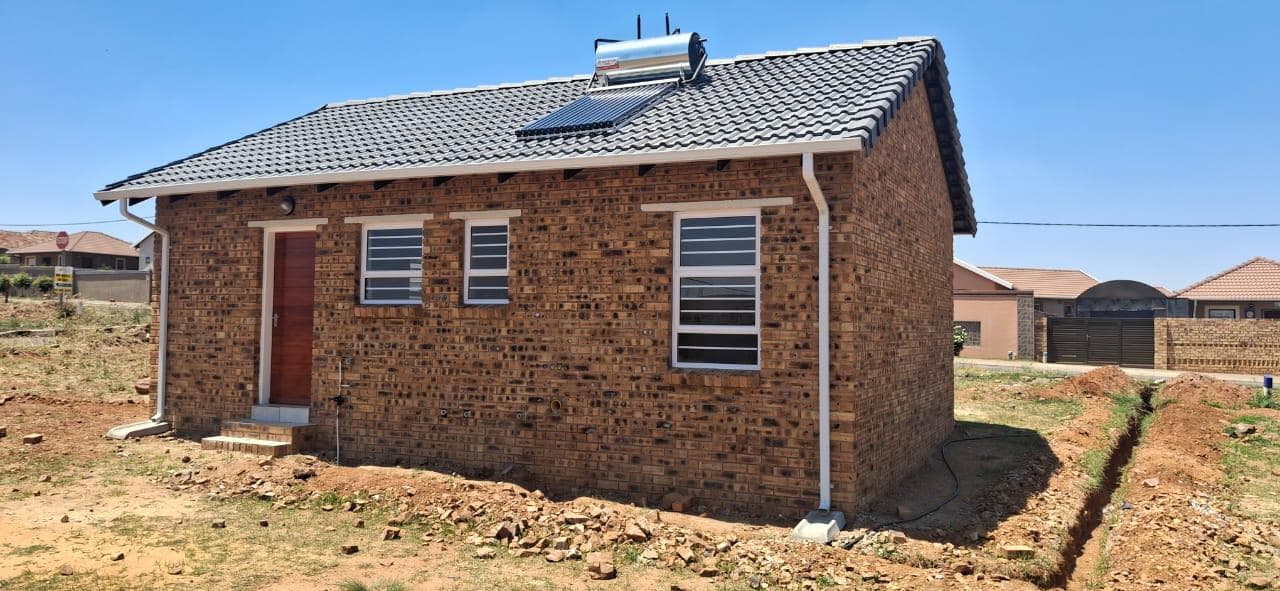 2 Bedroom House For Sale in Lenasia South, Johannesburg — image 4