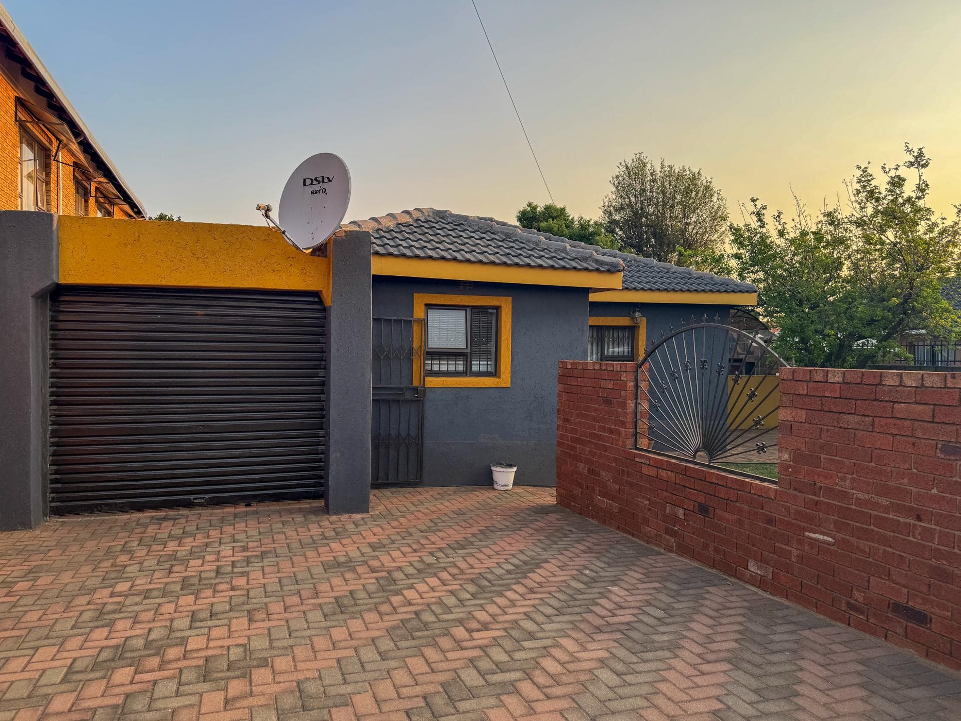 4 Bedroom House For Sale in Hospital View, Kagiso — image 4