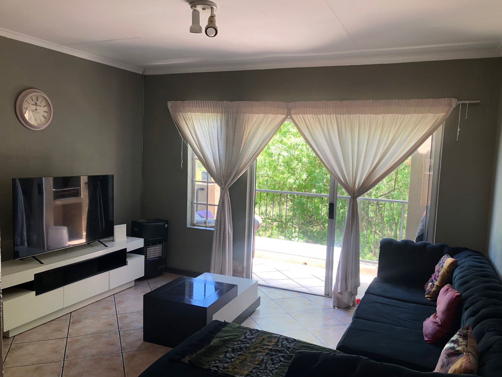 2 Bedroom House For Sale in Wilgeheuwel, Roodepoort