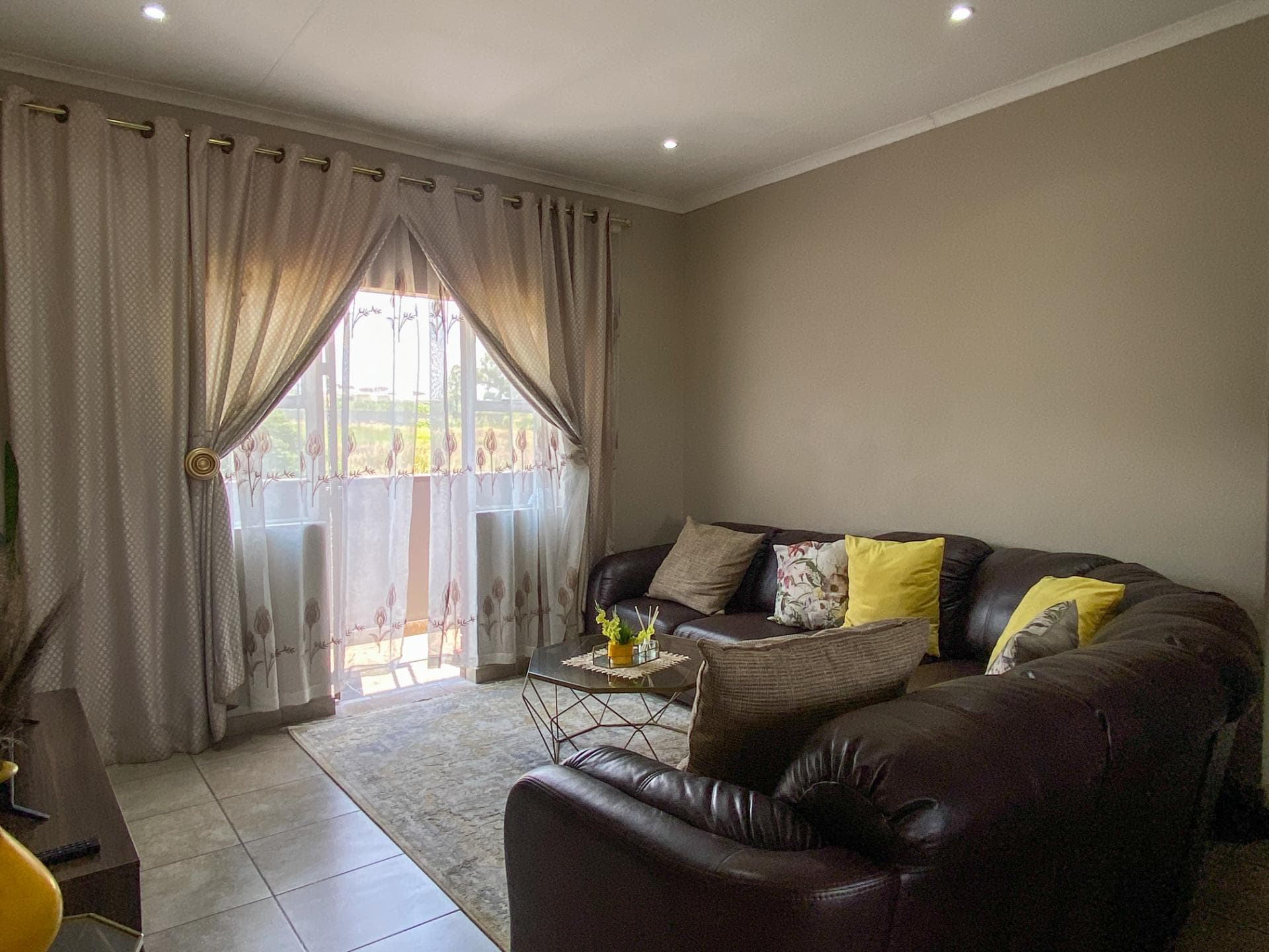 2 Bedroom Apartment / Flat For Sale in Ruimsig, Roodepoort — image 2