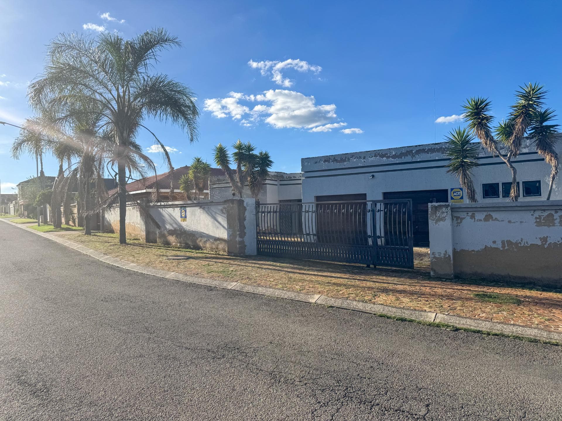 3 Bedroom House For Sale in Mondeor, Johannesburg — image 2