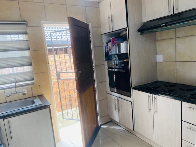 3 Bedroom House For Sale in Diepkloof Zone 4, Diepkloof — image 11