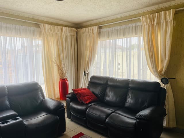 3 Bedroom House For Sale in Diepkloof Zone 4, Diepkloof — image 4
