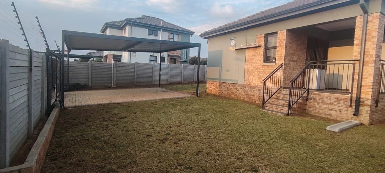 4 Bedroom House For Sale in Mindalore, Krugersdorp — image 5